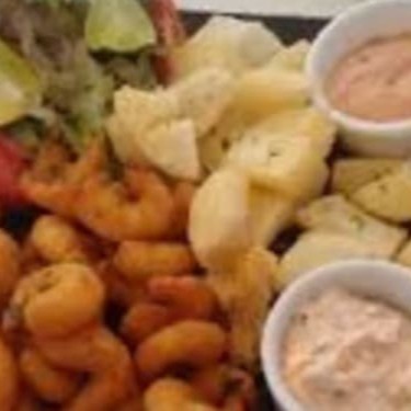 Porção de Camarão com aipim frito.