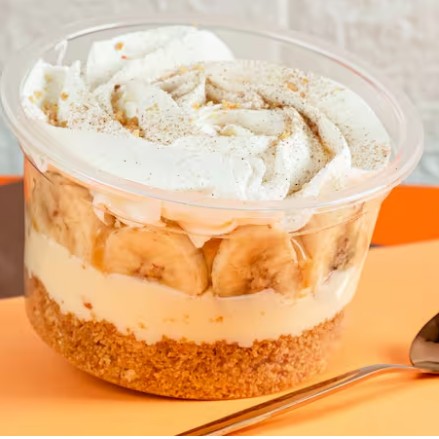 Parabéns, você chegou no melhor banoffe do mundo!  Pote de 250ml composto por farofa de biscoito, creme 4 leites, doce de leite, banana caramelizada, chantininho e açúcar com canela!  Nem pensa 2 vezes, ja coloca no carrinho!