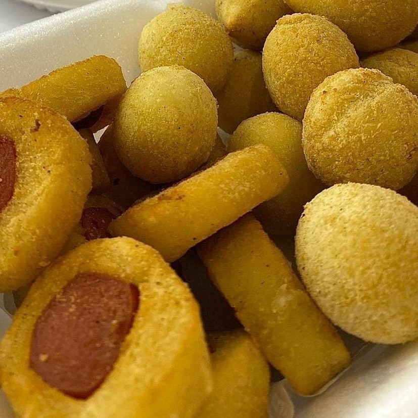 Nesta opção você pode escolher ate 5 sabores de salgados . Cada salgado tem em media 15 gramas . Já vai pronto para consumo .