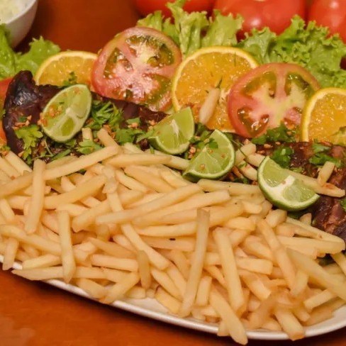 costela de porco defumada ao molho barbecue e fritas