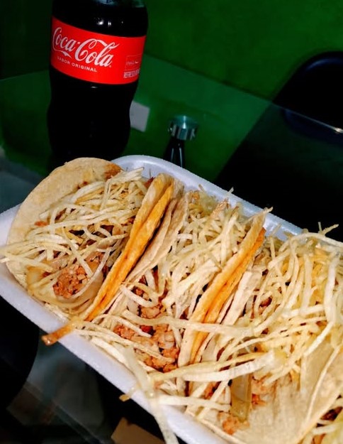 3 Tacos y Coca Cola