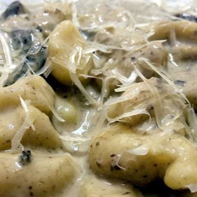 Nhoque (Gnocchi) ao Molho  de Cogumelos com Bacon Massa 250g + molho 250ml (Prato 500g) Nhoque: Batata Inglesa, Aipim com Ervas, Batata doce ou Espinafre Molho a Base de: Molho Branco, shoyo, pedaços de bacon e cogumelos