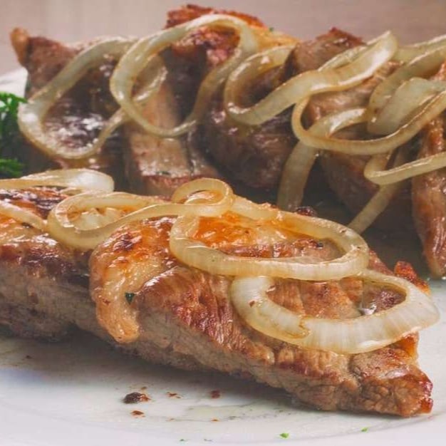 O Bife macio e saboroso vai super bem acompanhado por arroz branco, feijão preto, farofa crocante, macarrão e um complemento que você escolhe. O clássico brasileiro.  #batatafrita #petiscos #carne #contrafile #churrasco #tiragosto #ofertaespecial #bebida #diverção #fretegratis #fritura #petisco #alcoolica #promoção #qualidade #oferta #combo #brasileira #almoço #jantar #hambueguer #frango #peixe #f