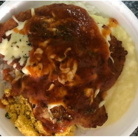 Arroz, feijão, farofa e purê Ou batata frita.