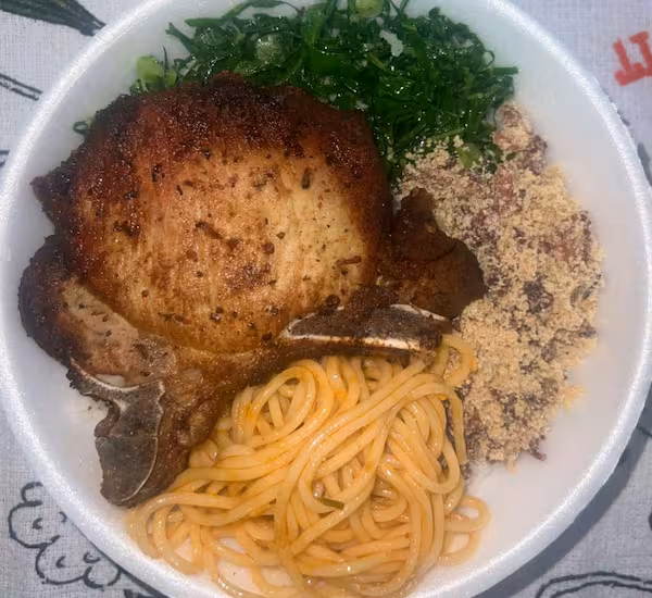 Na marmita vem -  Arroz, feijão, macarrão, carré suíno e couve.  Favor deixar nos comentários se é pra tirar algo de cada.