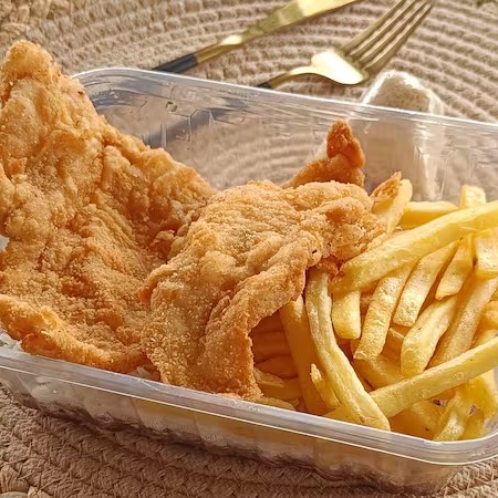 O campão de vendas é empanado e vai acompanhado de arroz e uma guarnição "Grátis".