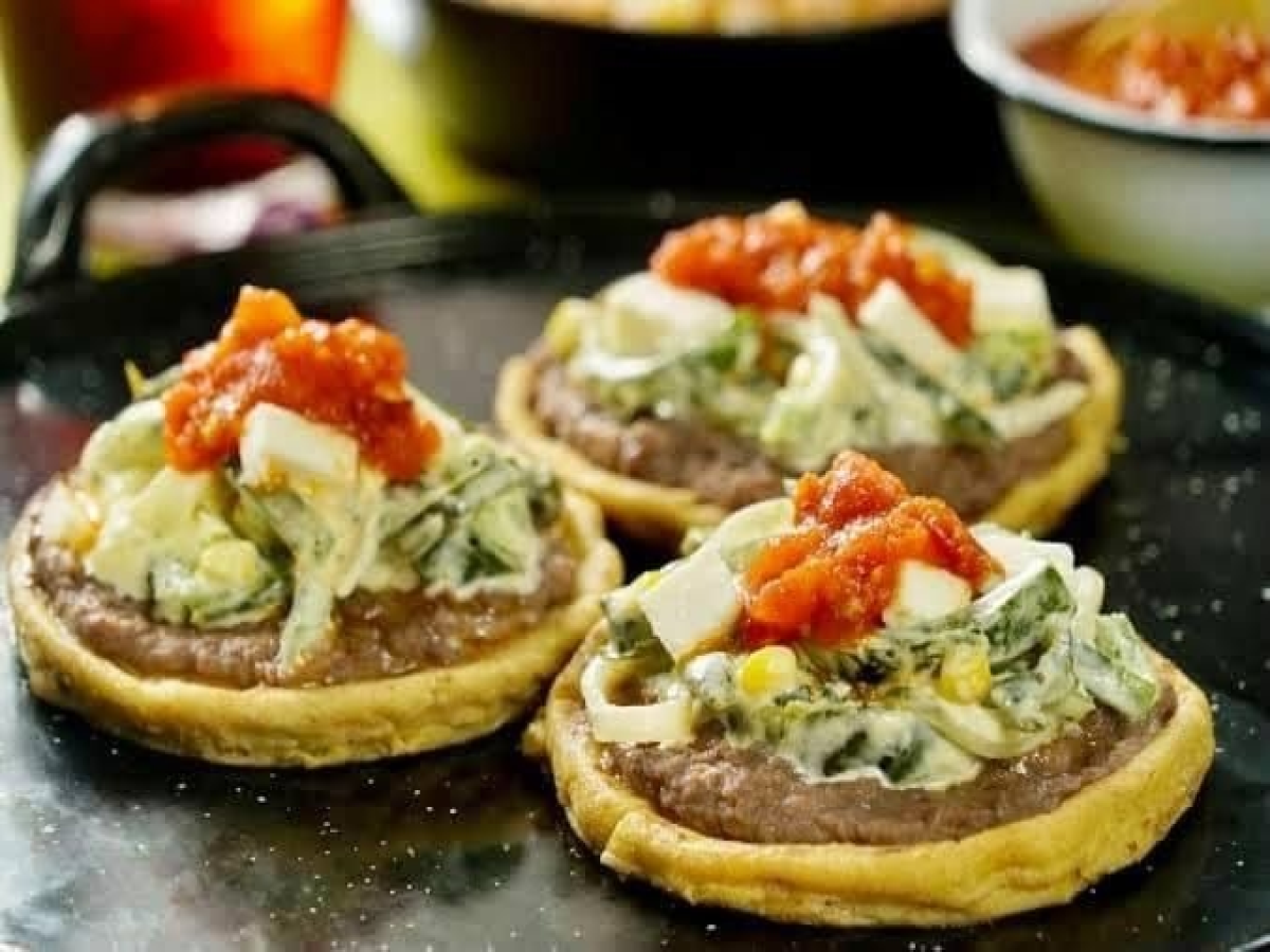 3 Sopes de Asado de Puerco
