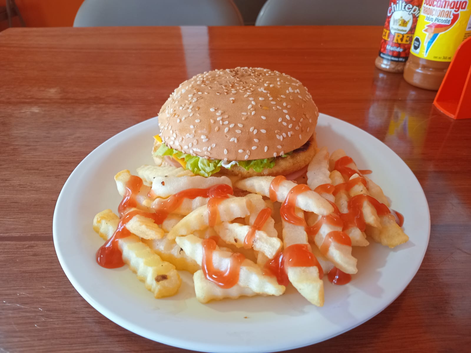 Hamburguesa con papas a la francesa