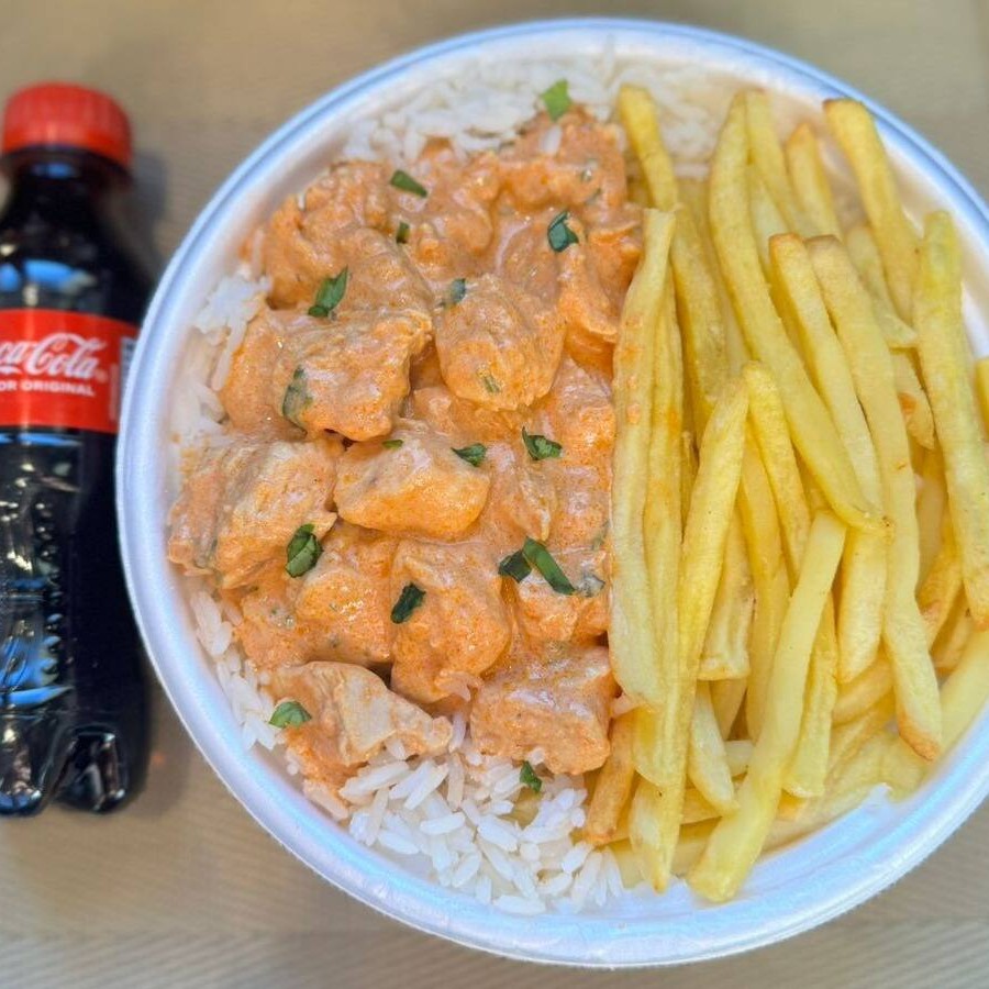 Marmita com delicioso filé de frango ao molho estrogonofe acompanhado de arroz branco e batatas fritas. Acompanha refrigerante pet Coca Cola bem gelado. Marmita indicada para 01 pessoa.