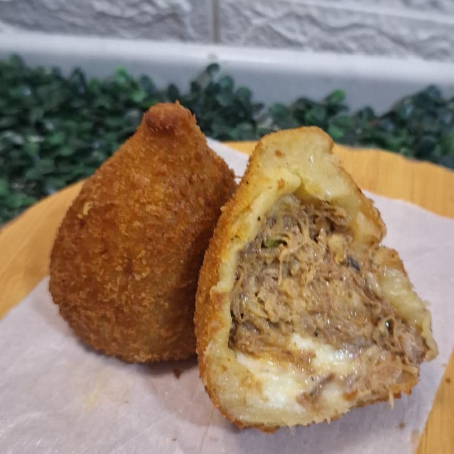 Nossa coxinha de carne seca tem em média 215g, é feita com massa de batata e tem recheio cremoso, bem temperado e suculento de carne seca desfiada com cream cheese da Catupiry. Você precisa conhecer essa delícia, peça agora!