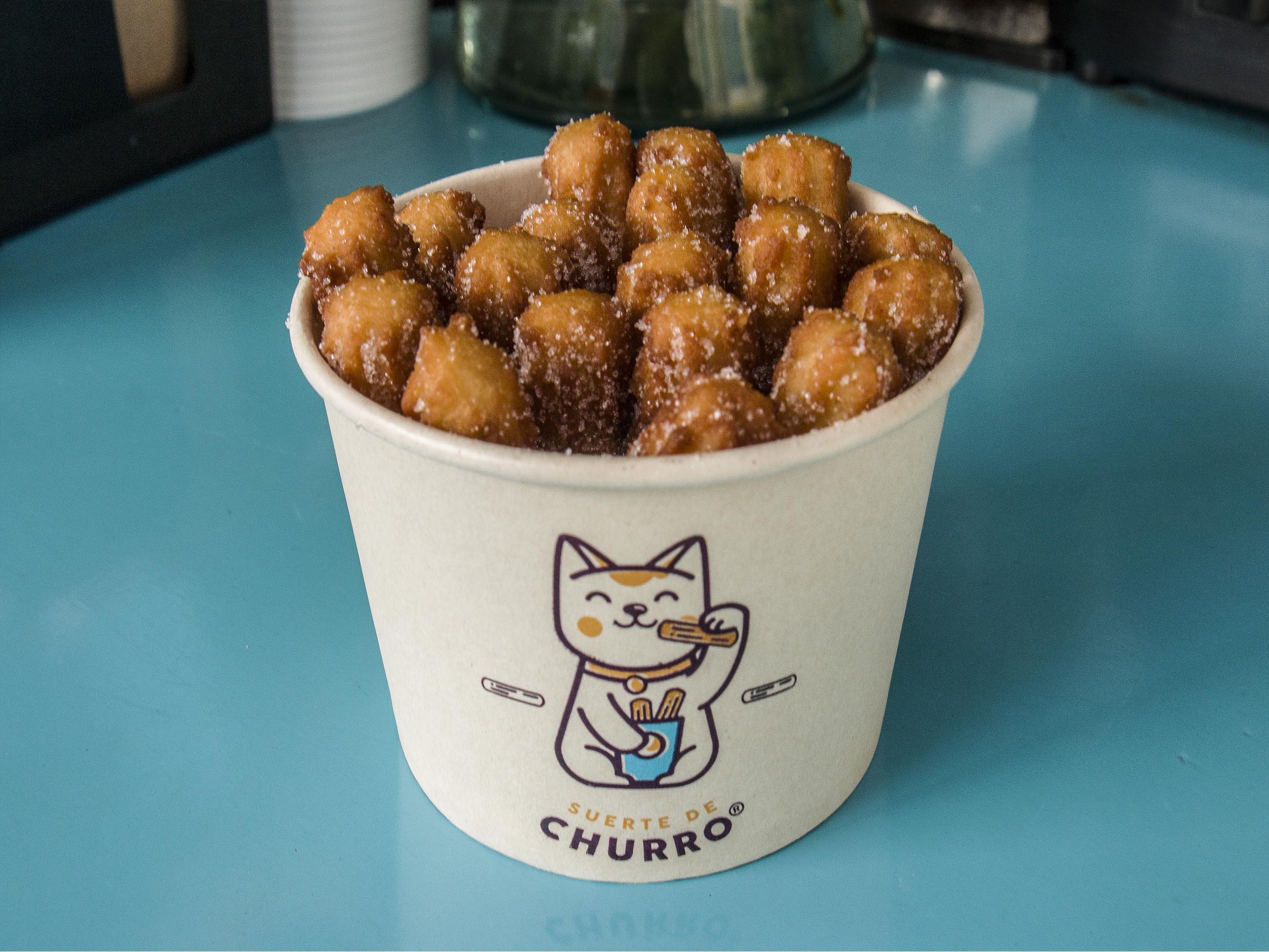 18 Mini Churros + 1 Chocolate Caliente