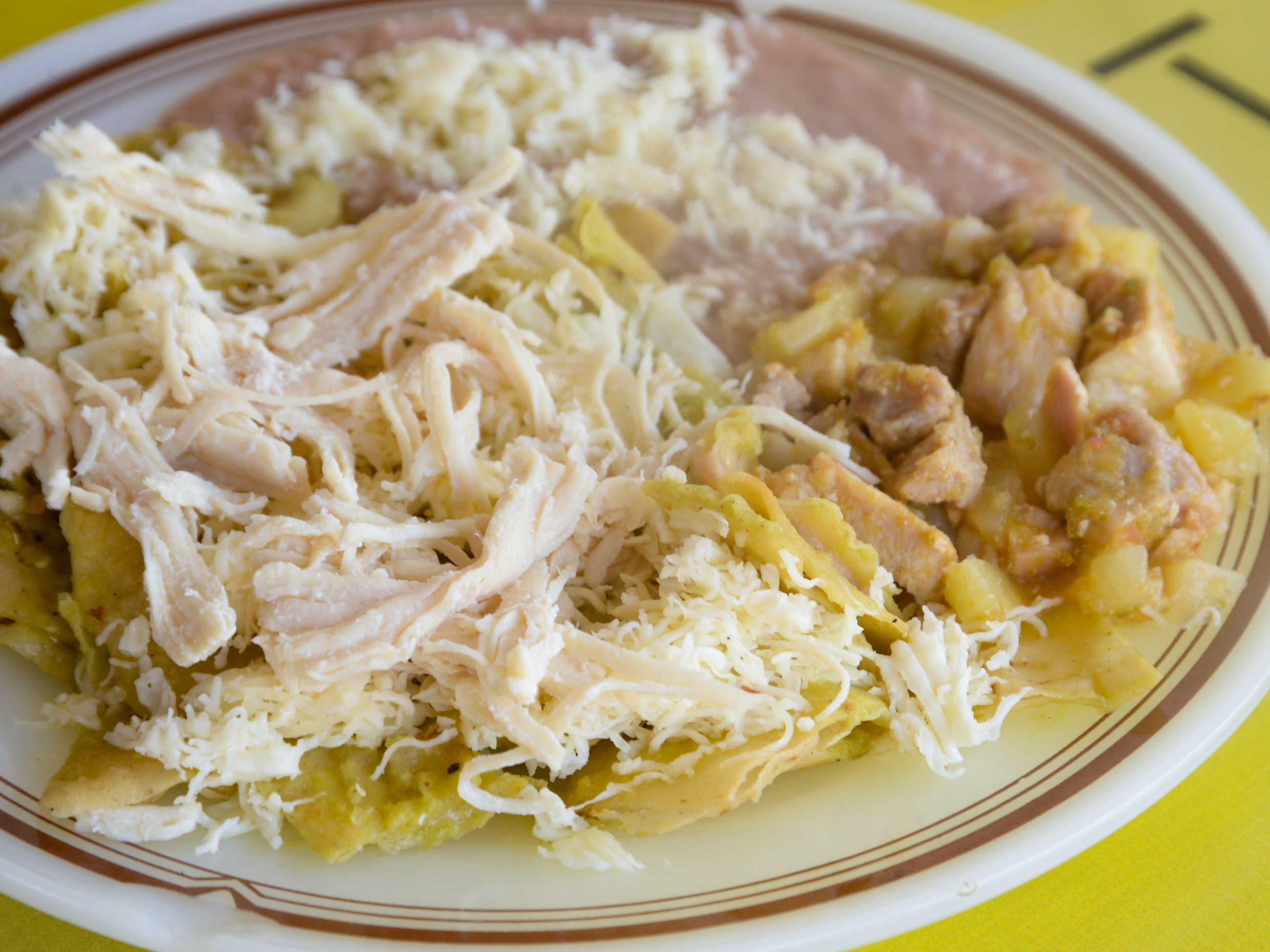 Chilaquiles en Salsa Verde, Salsa Roja.