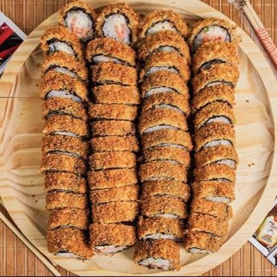 Alga, arroz, salmão, cream cheese, cebolinha, empanado na farinha panko e frito.