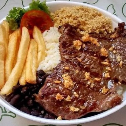 Filé de Alcatra ao alho. Acompanha Feijão preto, arroz branco, farofa da casa e batata frita. Refeição individual servida em uma marmita de 750ml