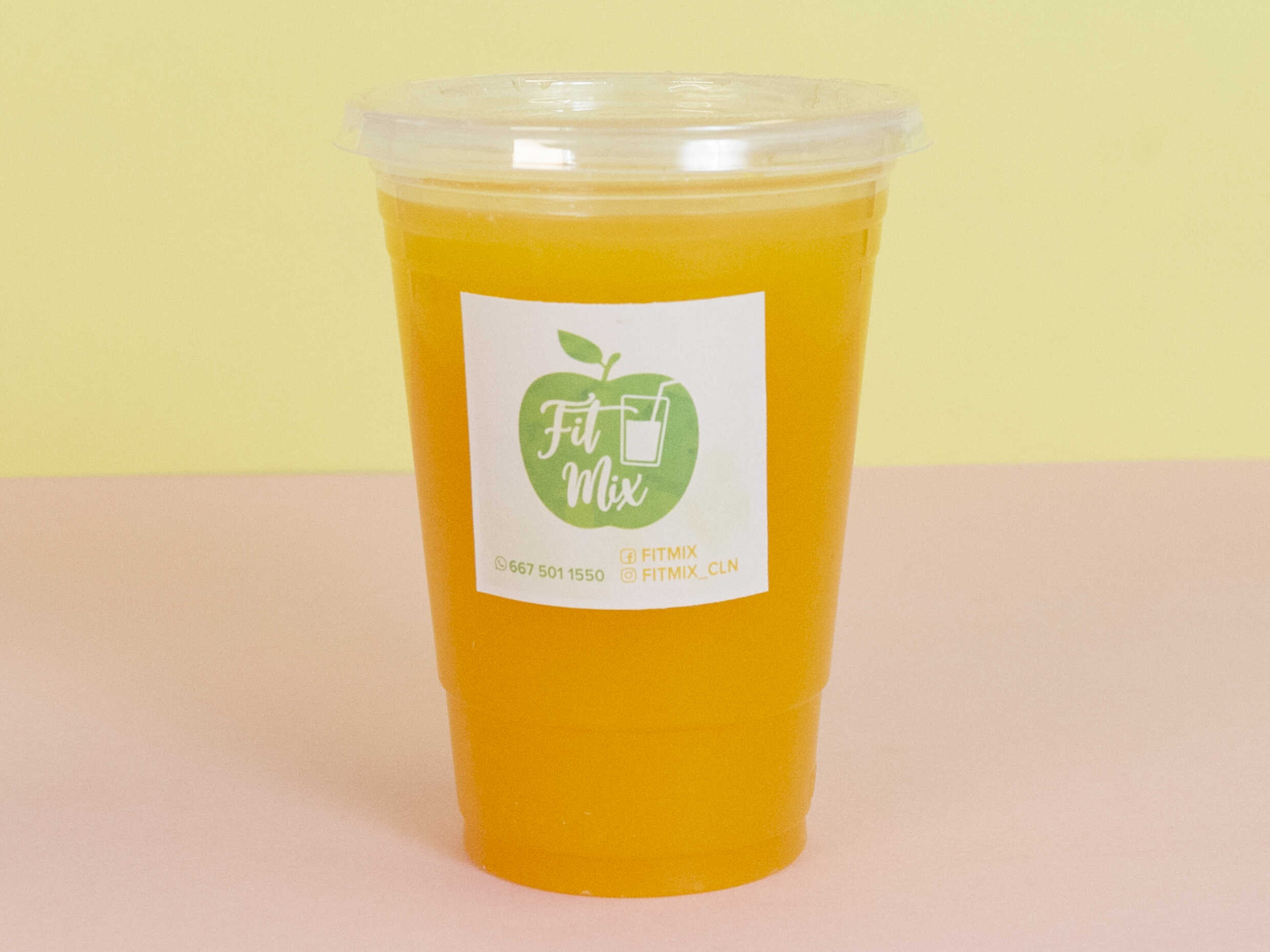 Jugo tropical con jugo de naranja.