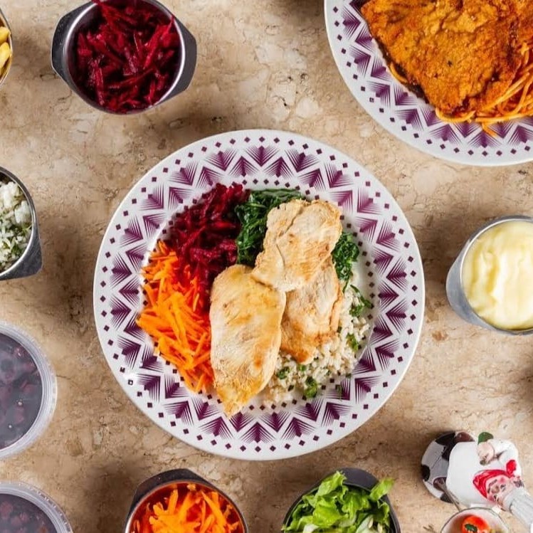 Quentinha de Isopor de 500ml , vc monta seu prato , mais lembrando que não mandamos itens separados .