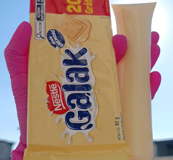 Para os amantes de chocolate branco, esse Sacolé tem a base de chocolate branco com pedacinhos do famoso Galak.