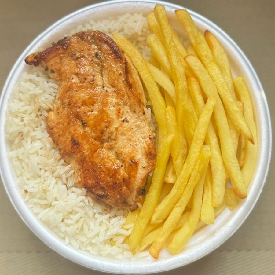 Marmita com delicioso filé de frango grelhado acompanhado de arroz branco, feijão e batatas fritas. Marmita indicada para 01 pessoa.