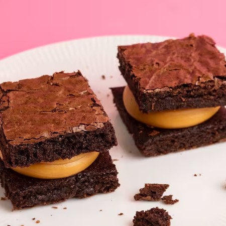 Brownie recheado bem chocolatudo, macio por dentro e crocante por fora. Tamanho 5x5 cm. Dica da Vivian Guimarães: aqueça alguns segundos no microondas para que fique Perfeito!