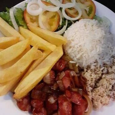 Arroz branco, feijão preto , farofa ,salada e batata frita