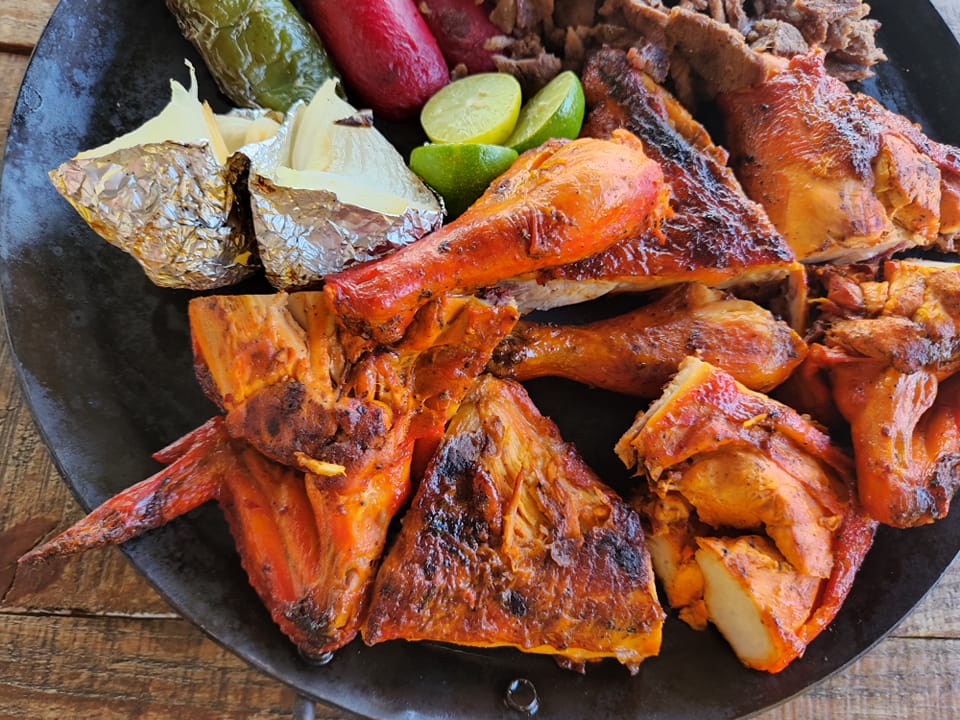 Medio Pollo + 2 Salchichones + 1 Cebolla
