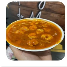 Macarrão espaguete, bacon, queijo, molho de tomate e camarão