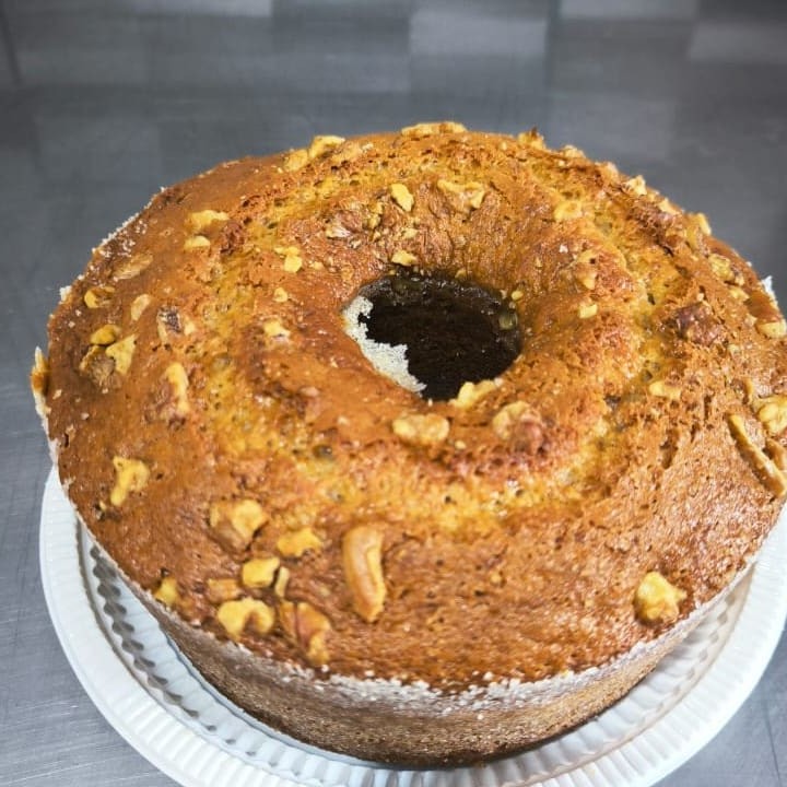 Apresentamos o nosso Bolo de Nozes, uma preciosidade da categoria 'Bolos Artesanais 2'. Sua massa, rica em nozes, é indescritivelmente macia, resultando em uma experiência culinária de alta qualidade. O sabor é absolutamente inesquecível, criando uma conexão única e deliciosa com cada mordida. É a opção perfeita para um acolhedor cafezinho da tarde, trazendo aconchego e prazer a seu momento de pausa. Garantimos, não há bolo de nozes de tamanha qualidade em nenhum outro lugar de Santa Cruz. Experimente e se surpreenda!