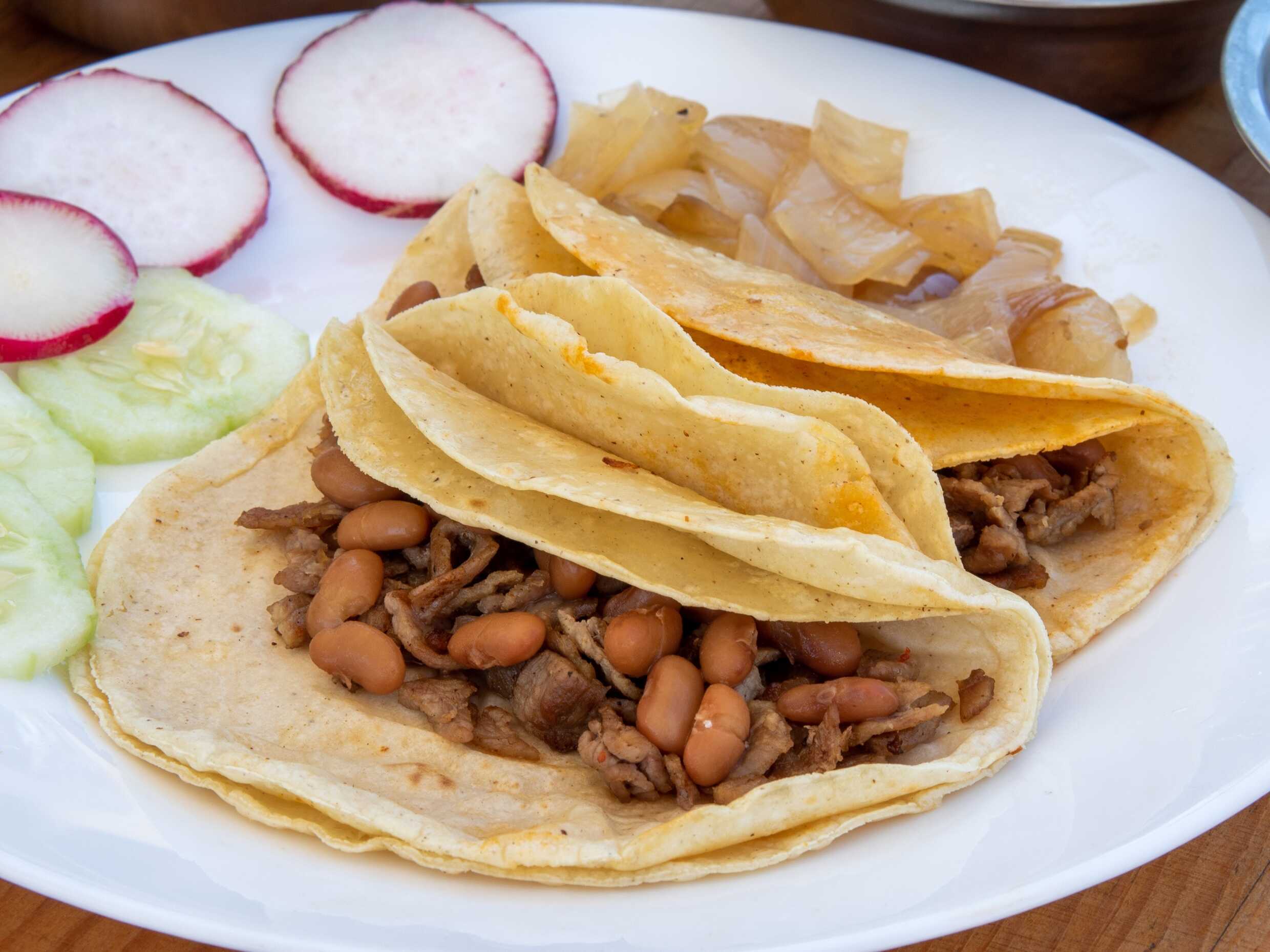 3 Tacos Blandos + Consomé + Agua Grande