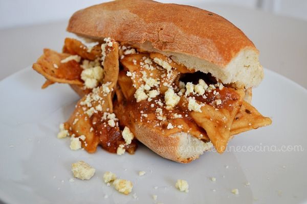 Lonche de Chilaquiles Rojos
