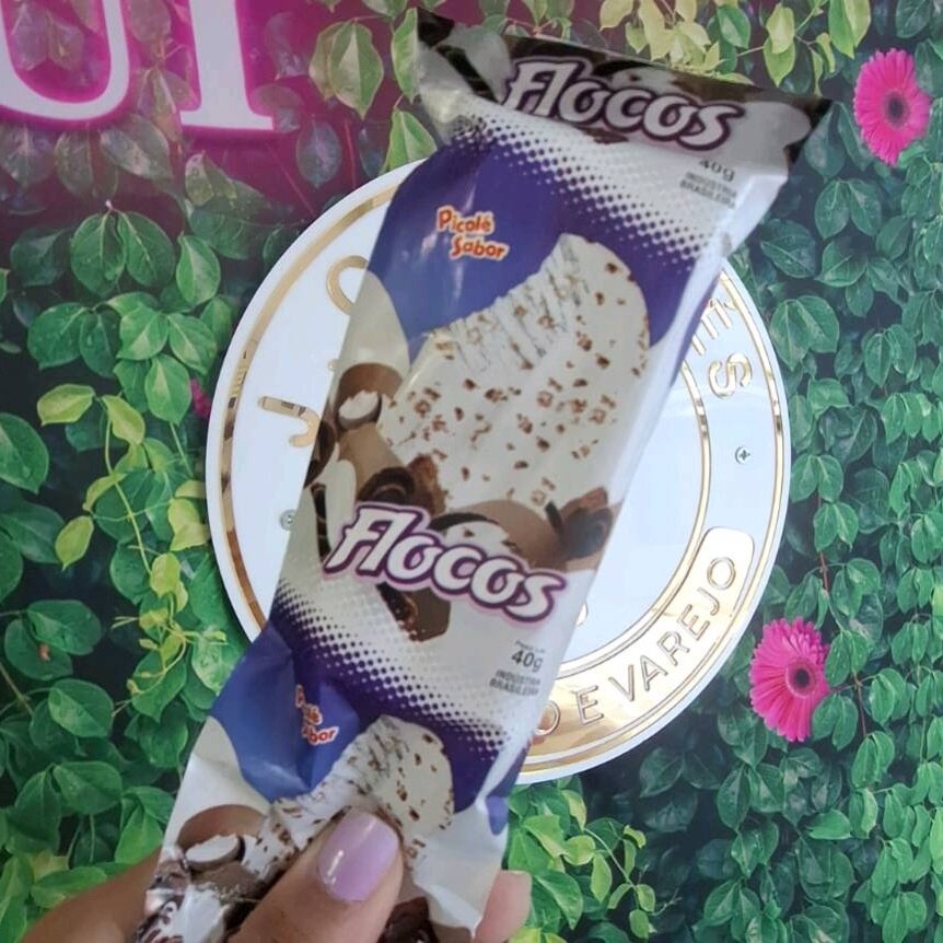 Picolé cremoso de Flocos composto por Picolé sabor Nata e Chocolate Granulado (com adição de leite e seus derivados)