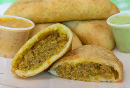3 Empanadas de Molida con Queso+ Jugo de Mango