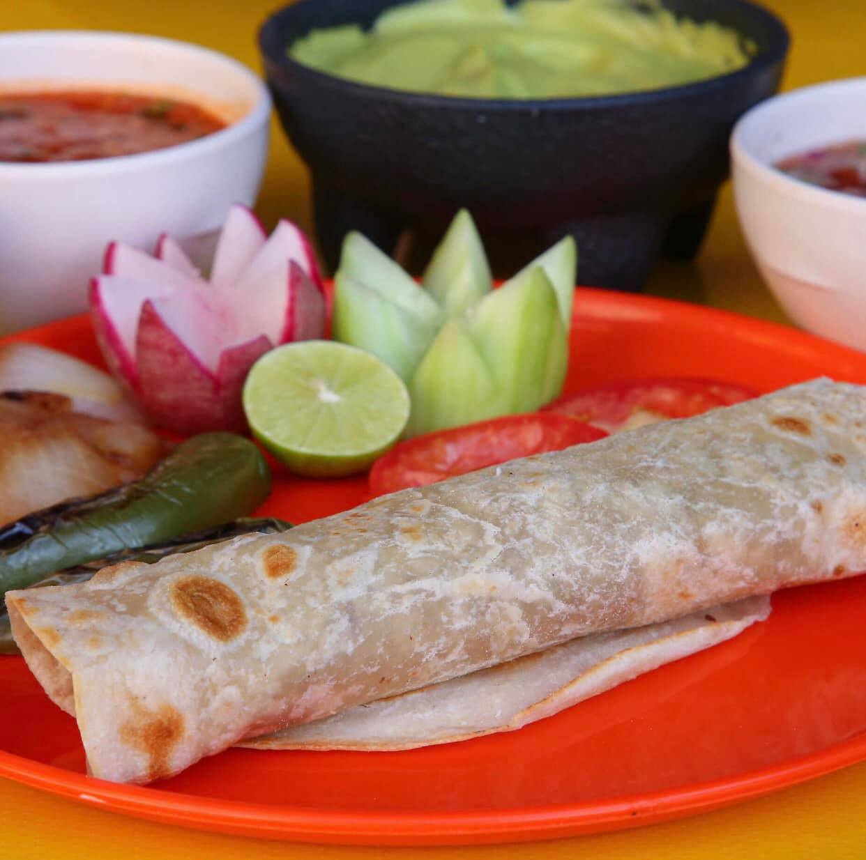 Taco pilon combinado asada y pastor