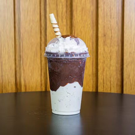 Um milkshake supercremoso, feito com leite Ninho e finalizado com generosas camadas de Nutella, criando a combinação perfeita entre delicadeza e intensidade