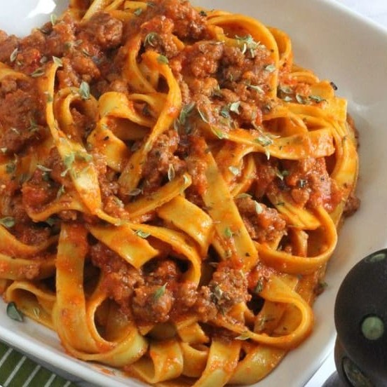 Apresentamos nosso fettuccine com um clássico e consagrado molho bolonhesa, massa fresca e artesanal que para quem gosta de macarrão é literalmente um prato cheio,