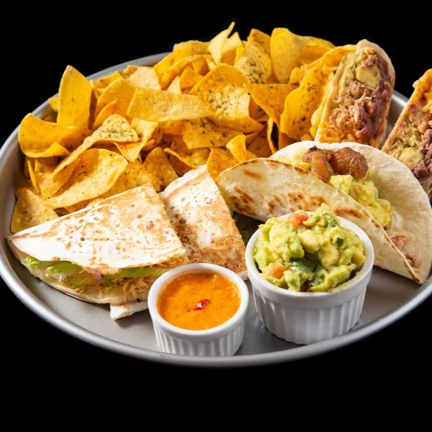 Serve 4 pessoas - 4 mini Burritos sabores variados (carne, porco, costela, frango crocante, frango Phiiladelphia, vegetariano) - 4 tacos (sabores variados) - 1 quesadilha de 4 fatias sabor carne  - 1 Super Nacho com molhos Chilli beans, guacamole, sour cream, cheddar e pimenta de tequila - 1 coca 2l   *sem possibilidades de troca  *Possibilidade de troca de refrigerante sujeito a disponibilidade d