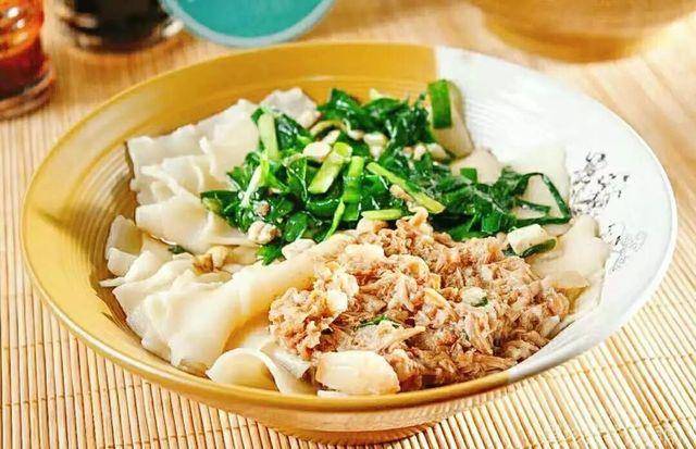 B-5Fideo con Carne de Cerdo Verduras/腊汁肉拌面