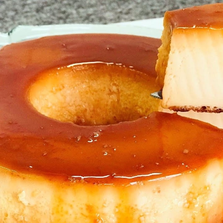 O melhor pudim da casa  O pudim de leite é uma sobremesa clássica da culinária brasileira, feita principalmente com leite condensado, leite, ovos e açúcar. A mistura é batida e cozida em banho-maria, o que resulta em uma textura cremosa e suave. Muitas vezes, o pudim é coberto com uma calda de caramelo, que se forma ao derreter o açúcar. É um prato muito apreciado por seu sabor doce e delicado, al