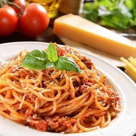 O 'Spaghetti à Bolonhesa' é um autêntico prato italiano, tradicional e amado em todo o mundo. Este prato apresenta um delicioso molho, preparado com carinho e dedicação, utilizando carne moída de primeira qualidade. A combinação perfeita do sabor robusto da carne com a delicadeza da massa spaghetti, resulta em uma experiência culinária inesquecível. Este prato é uma verdadeira viagem à Itália, sem