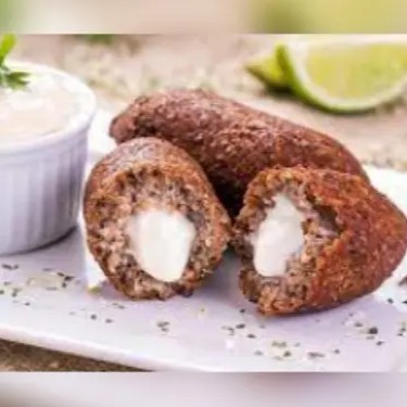 trigo para kibe, carne moída, limão e queijo catupiry.