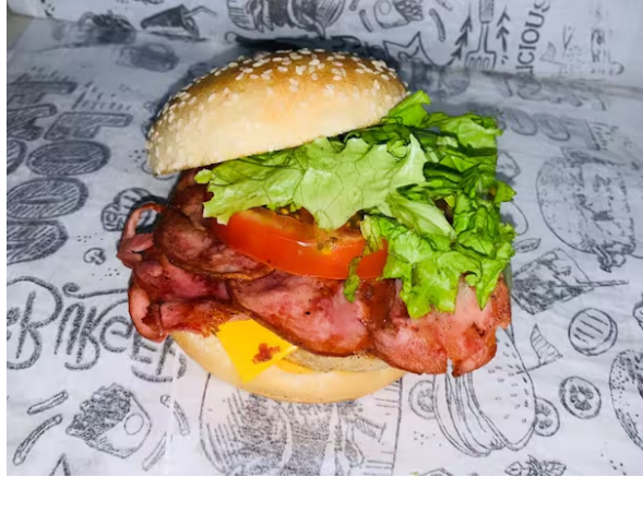 Pão de corte, carne, cheddar fatiado, calabresa, alface, tomate e molho especial