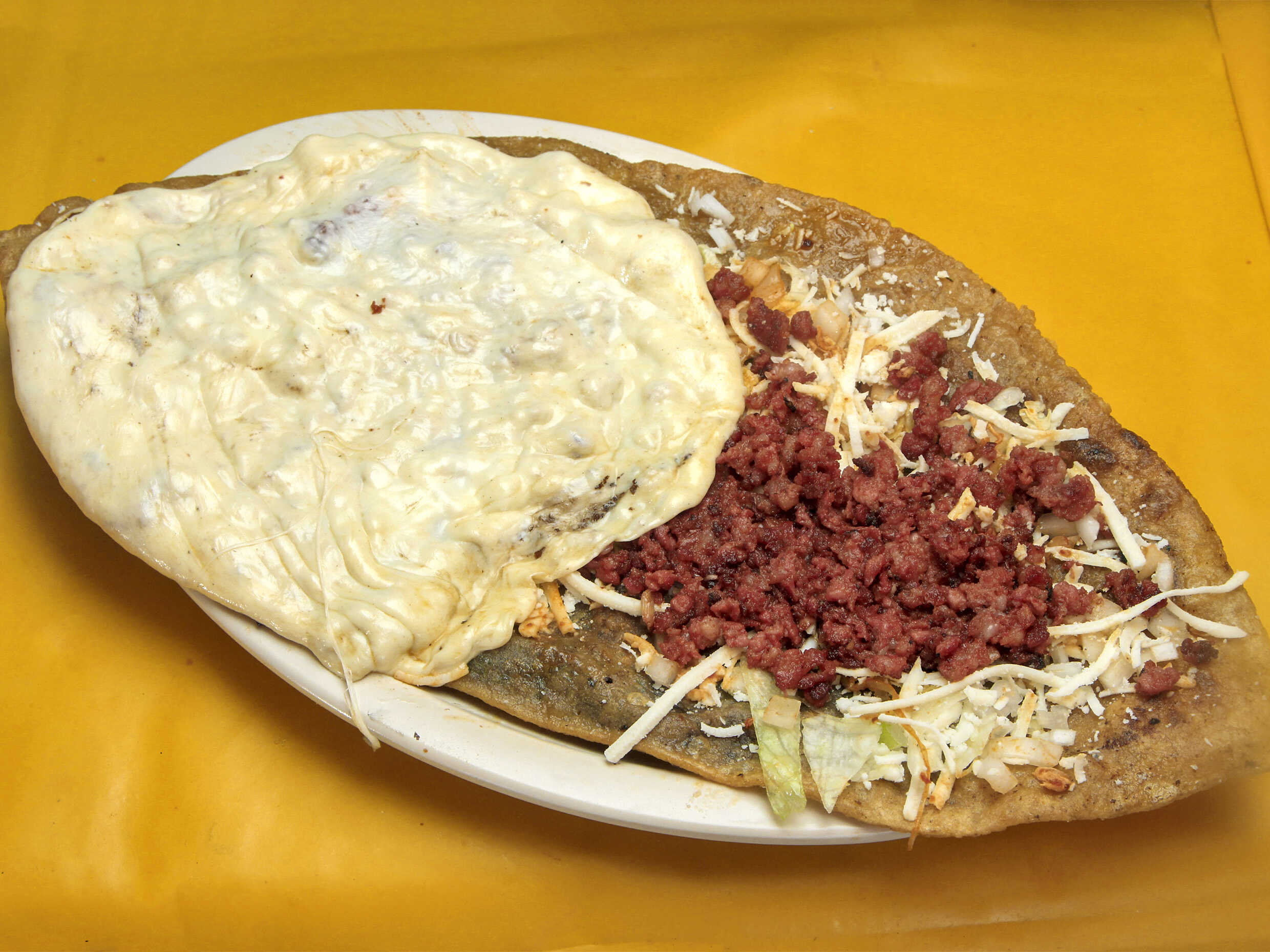 Huarache Longaniza con Quesillo