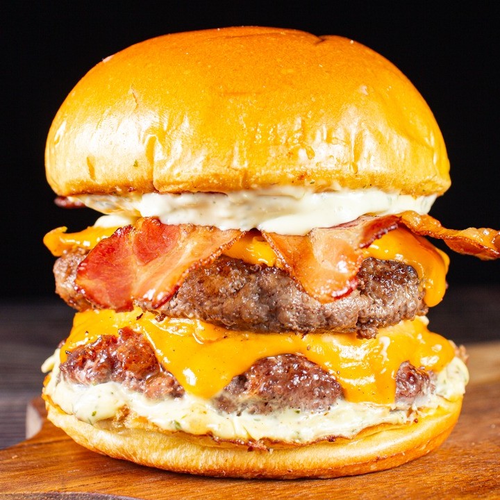 Preparado com dois Blends de 120g (cada), acompanhado de bastante queijo cheddar, 3x bacon em tiras + a nossa clássica maionese verde da casa e pão brioche selado na manteiga. Um clássico do tamanho da sua fome.