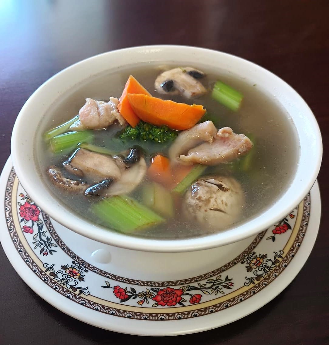 Sopa de pollo con verduras