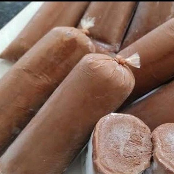 """Delicie-se com nosso irresistível sacolé de mousse de chocolate: uma explosão cremosa de sabor, com recheio suave e aerado de mousse, envolto por uma generosa camada de chocolate meio amargo derretido. Cada mordida é uma combinação perfeita entre o doce e o amargo, ideal para os verdadeiros amantes de chocolate!"""