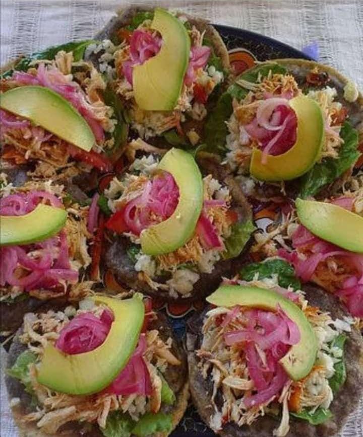 (10) Tostadas+GRATIS (2) Panuchos
