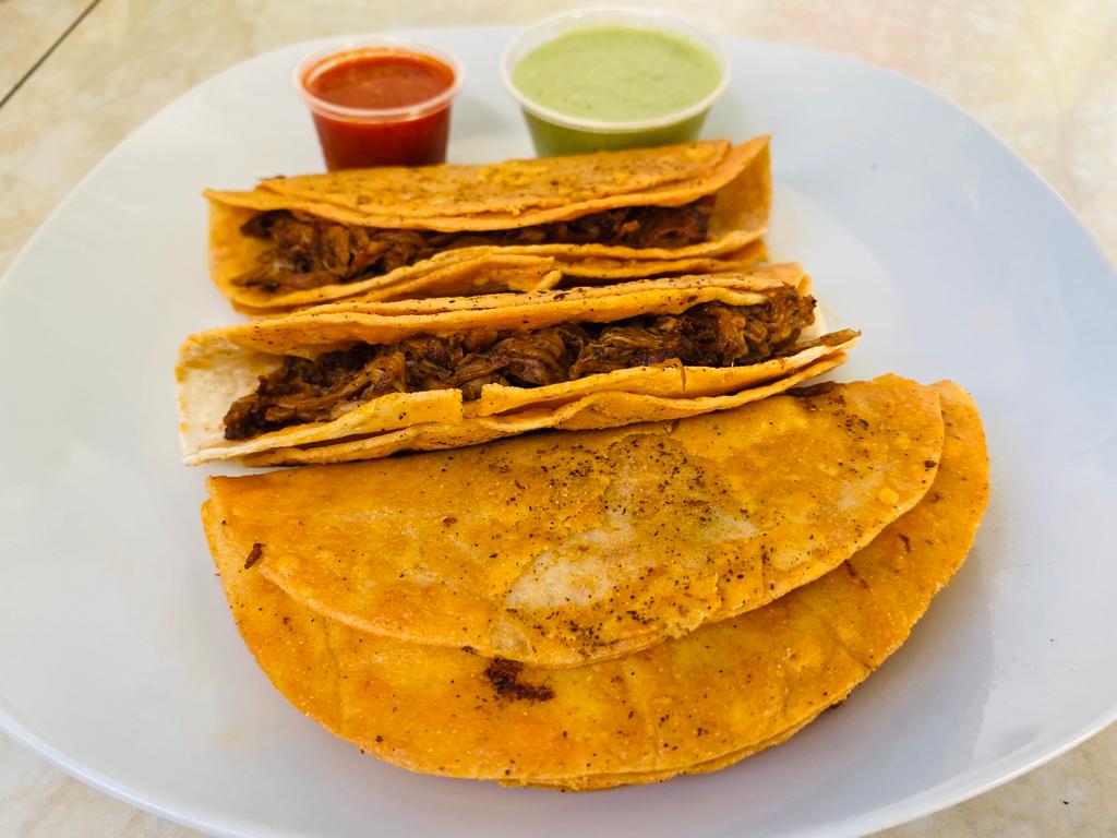 3 tacos dorados