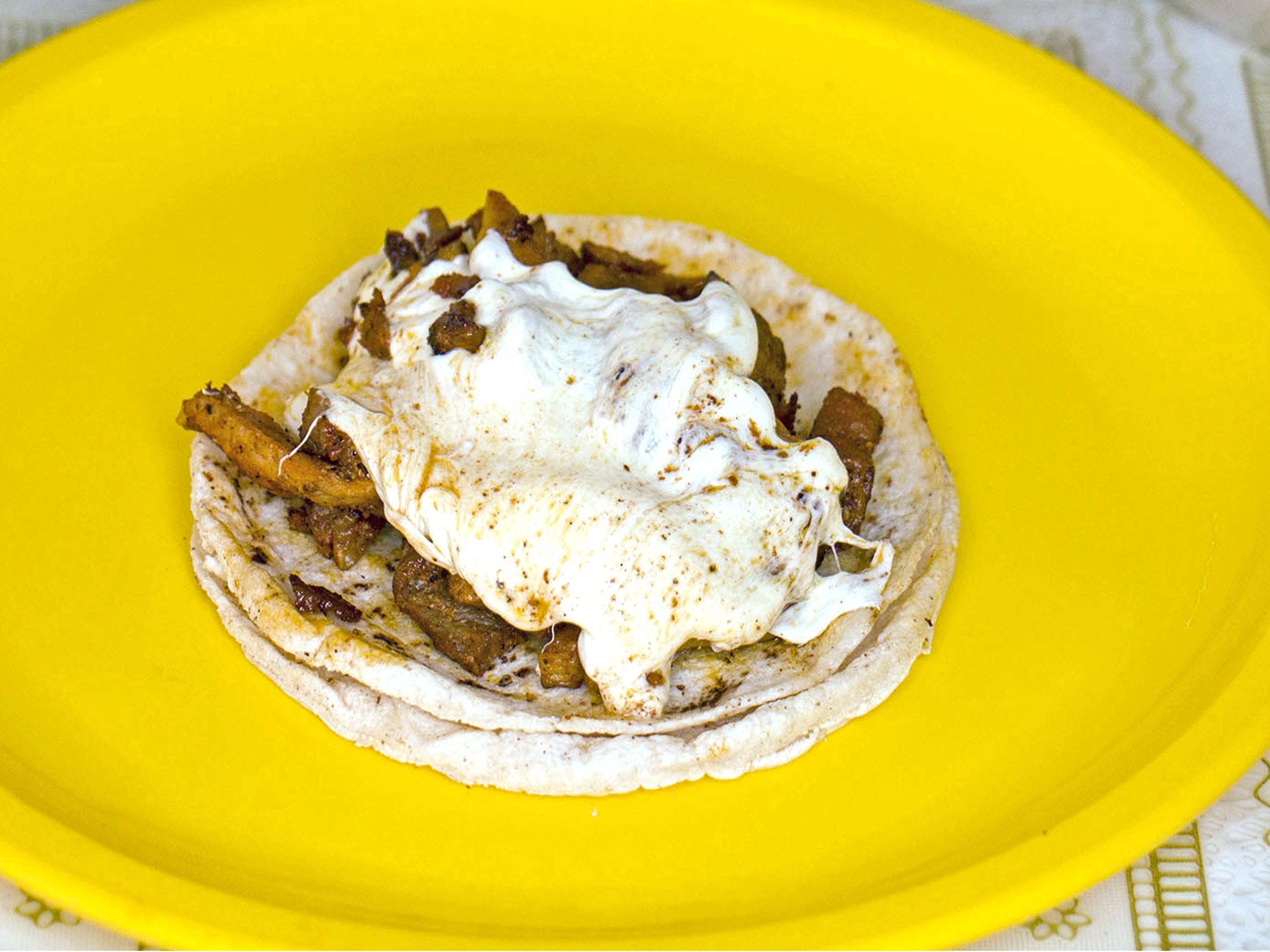 TACO AL PASTOR CON QUESO