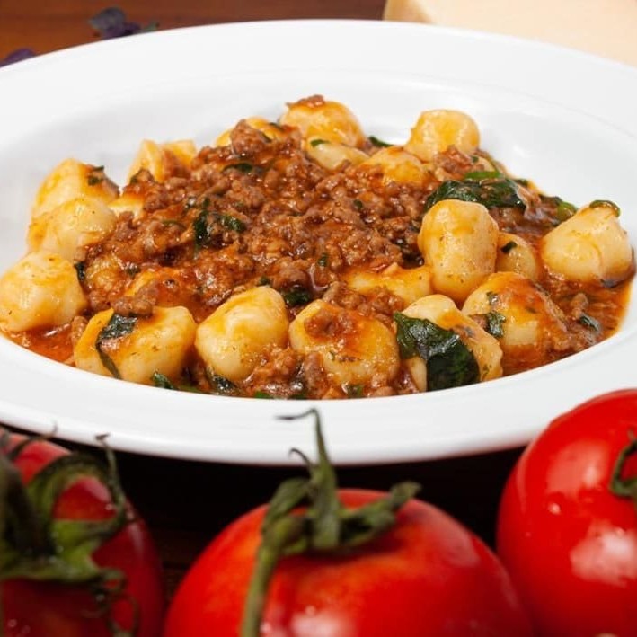 Delicie-se com o nosso prato de massa Gnocchi a bolonhesa! Preparado com pedaços de carne moída e um molho de tomate artesanal, essa refeição é uma explosão de sabores autênticos e deliciosos. O Gnocchi é uma massa italiana feita com batatas e farinha, criando uma textura leve e macia que é perfeita para absorver o molho. O molho de tomate é preparado com tomates frescos e temperos selecionados, r
