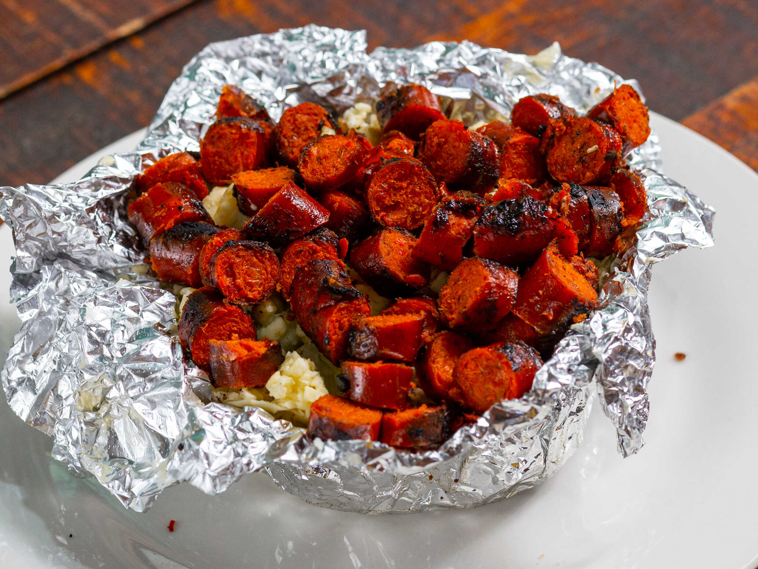 Papa al Carbón y Chorizo Argentino.