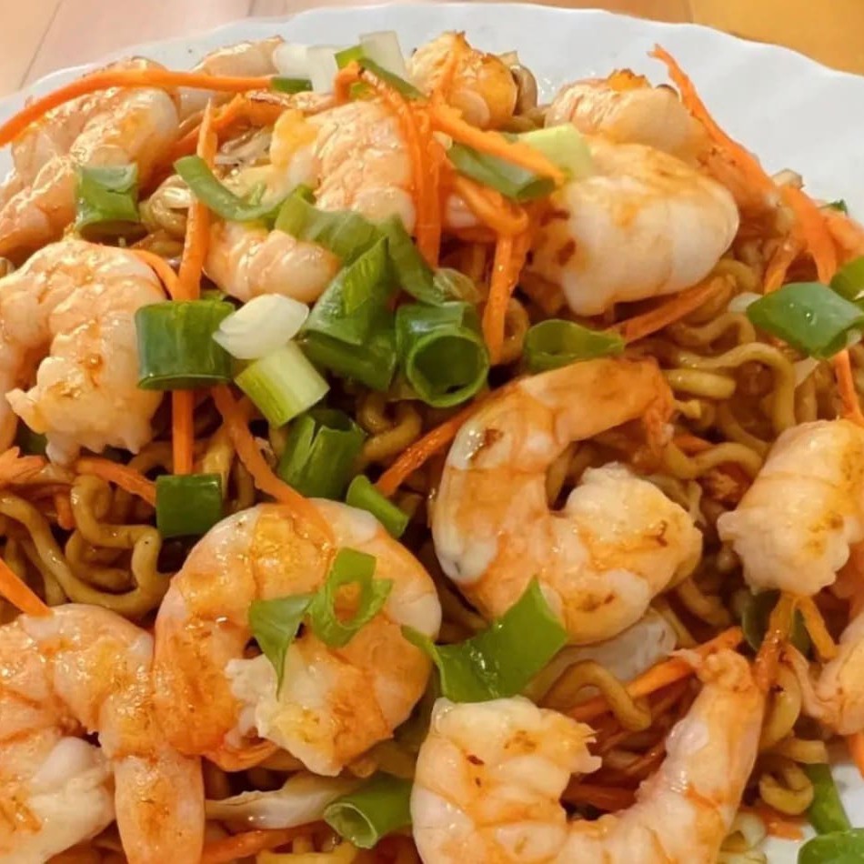 Acompanha: macarrão, camarão, cenoura, repolho e molho shoyo __ __ Tamanhos: Pequeno : Serve até 1 pessoas  _  Médio : : Serve até 1 pessoas _ Grande: : Serve até 2 pessoas